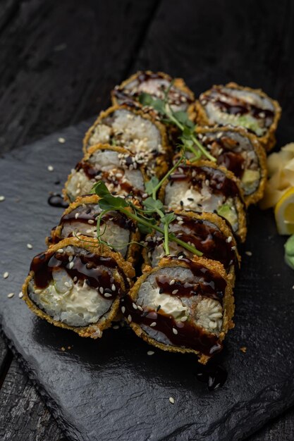 Foto deliciosos rolos japoneses de um restaurante closeup