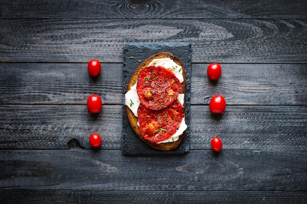 Deliciosos sabrosos huevos de aguacate y tostadas de queso con tomate