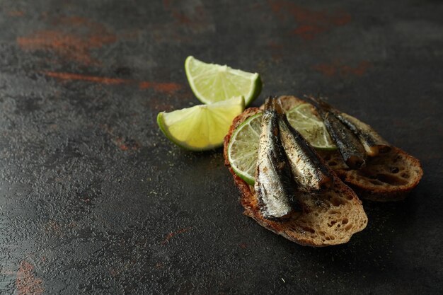 Deliciosos sanduíches com espadilhas no plano de fundo texturizado