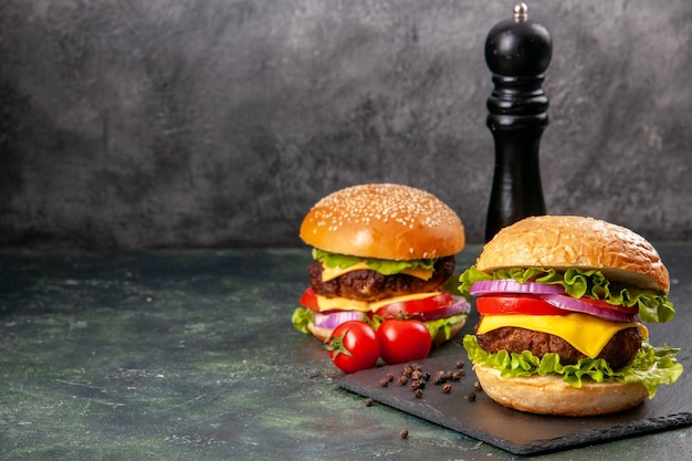 Deliciosos sanduíches de pimenta no quadro preto em uma superfície de cor escura