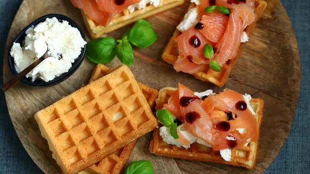 Deliciosos sanduíches de salmão com queijo branco em waffles