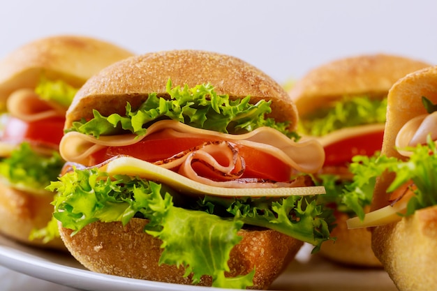 Deliciosos sanduíches feitos com rolo de ciabatta com presunto