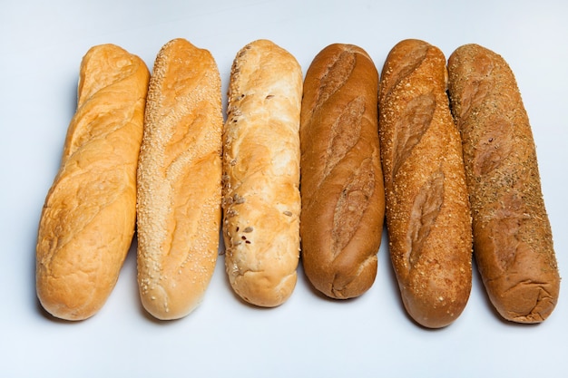 Deliciosos sanduíches variados de baguete.