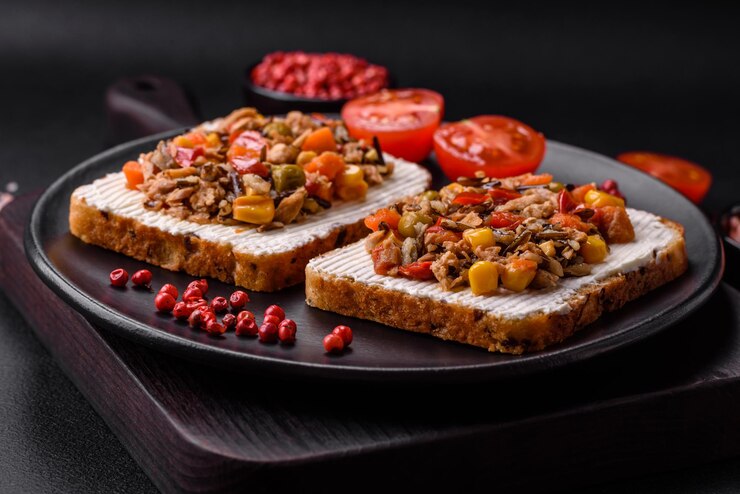 Deliciosos sanduíches vegetarianos com atum enlatado e mix mexicano