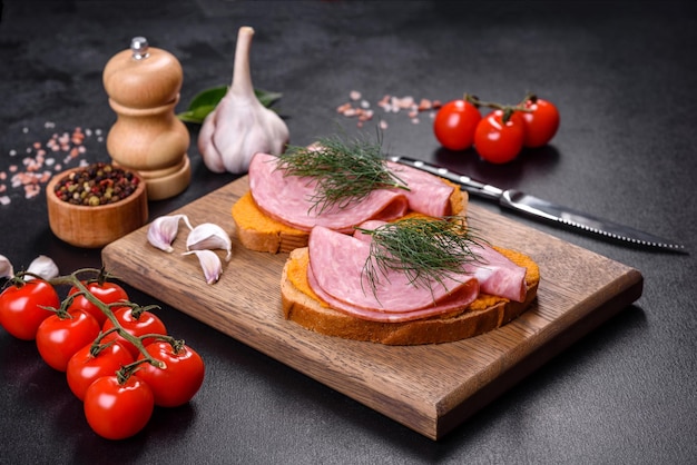 Deliciosos sándwiches de caviar de calabaza sobre un fondo de hormigón oscuro desayuno saludable