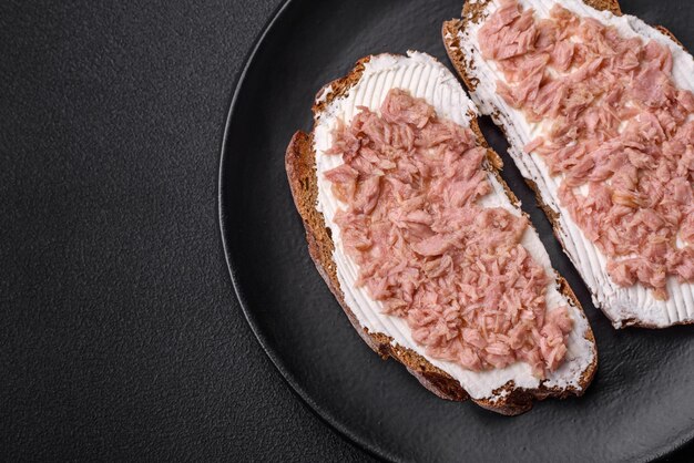 Deliciosos sándwiches que consisten en tostadas a la parrilla atún enlatado y queso crema