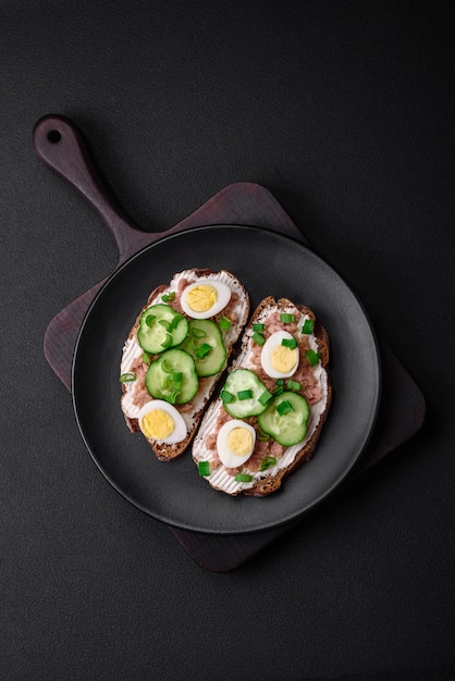 Deliciosos sándwiches que consisten en tostadas a la parrilla queso crema de atún enlatado