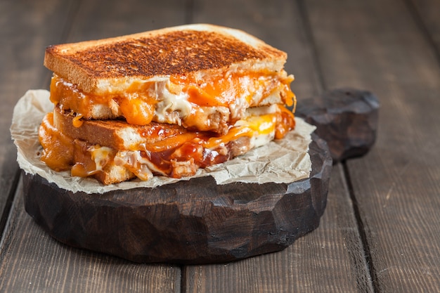 Deliciosos sándwiches de queso a la plancha con pollo