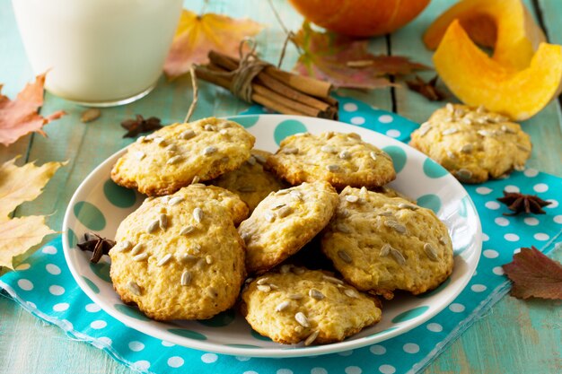 Deliciosos scones de abóbora em um prato pontilhado