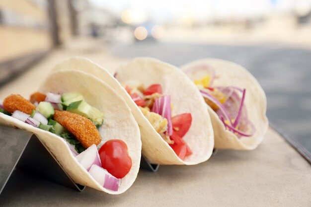 Deliciosos tacos de peixe em suporte ao ar livre