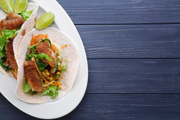 Deliciosos tacos de pescado sobre fondo azul oscuro