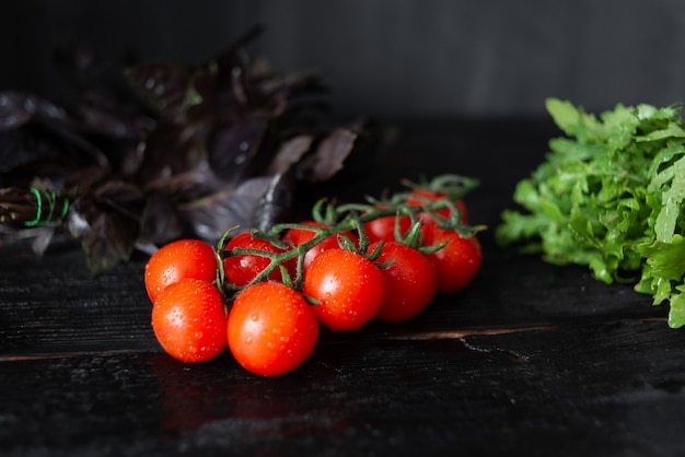 Deliciosos tomates cereja com manjericão e rúcula