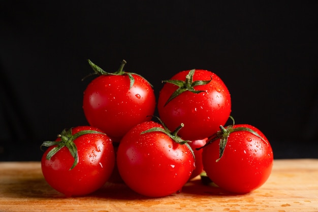 Deliciosos tomates y sobre la mesa negra