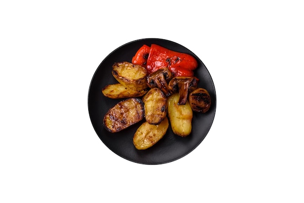 Foto deliciosos vegetais suculentos grelhados batatas tomates pimentas berinjela