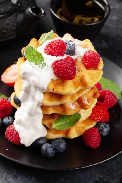 Deliciosos waffles belgas com frutas de verão