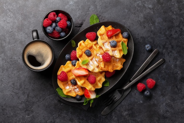 Deliciosos waffles belgas com frutas de verão