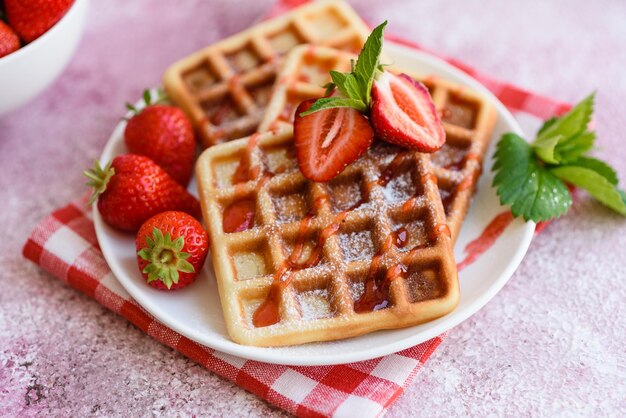 Foto deliciosos waffles belgas recién horneados con bayas y frutas