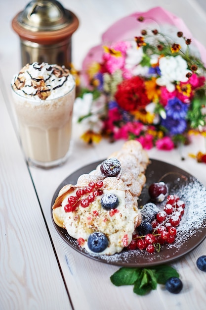 Deliciosos waffles doces de bolha com baga em uma mesa de madeira