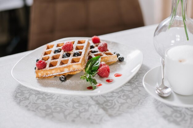 Deliciosos waffles franceses com frutas no restaurante