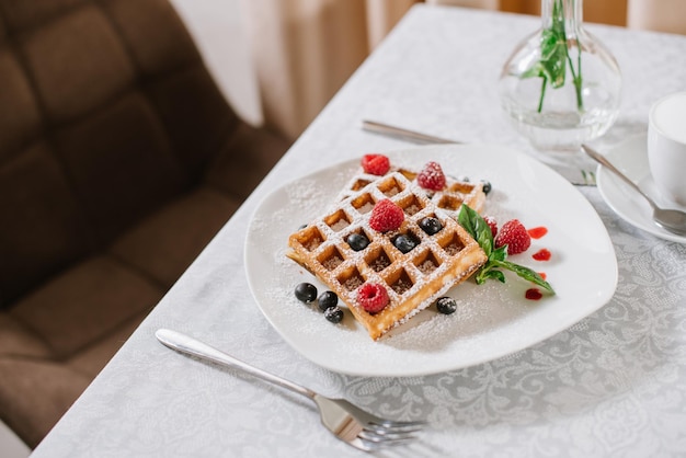 Deliciosos waffles franceses com frutas no restaurante