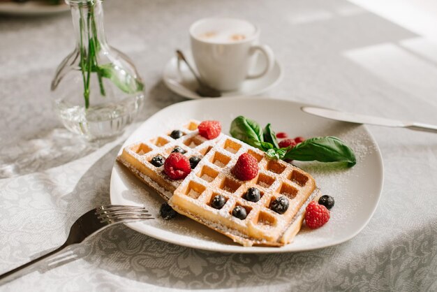 Deliciosos waffles franceses com frutas no restaurante