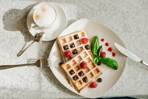 Deliciosos waffles franceses com frutas no restaurante