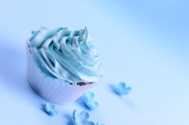 Delicious Cupcake auf blauem Hintergrund