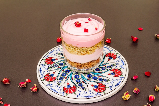 Delikates Sahnedessert. Traditionelle türkische essbare Rose, Blumenblumenblätter