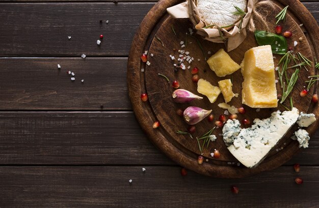 Delikatessen de queijo em madeira rústica, roquefort azul, brie e parmesão
