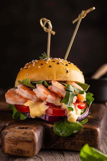 Delisious hamburguesa con camarones en una tabla de madera