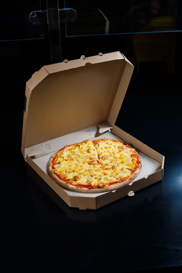Foto delivery de pizza italiana. delicioso prato de pizzaria assada no forno com mussarela, parmesão e queijo, entregue em caixa de papelão. delicioso fast food para levar cozido no forno para o jantar.