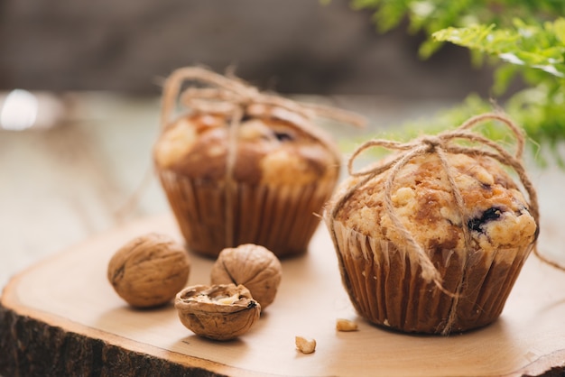 Foto dellicious hausgemachte nuss-muffins auf dem tisch. süßes gebäck