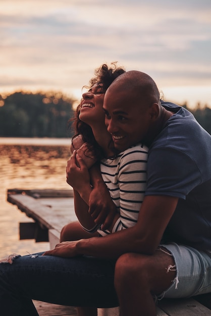 Foto demasiado bueno para ser verdad. feliz, pareja joven, se abrazar, y, sonriente