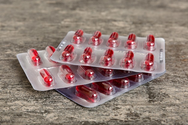 Demasiados cartuchos de comprimidos empilhados selectivamente Focus Packs de blisters com comprimidos Embalagens de pastilhas coloridas Uma pilha de medicamentos em blisters Embalagens farmacêuticas