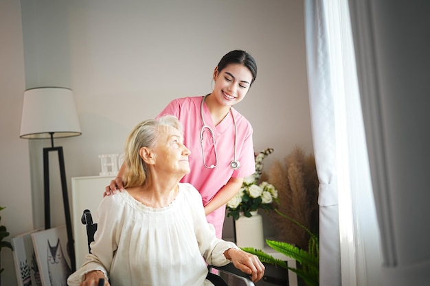 Demência e Terapia Ocupacional Cuidador domiciliar e mulher adulta sênior