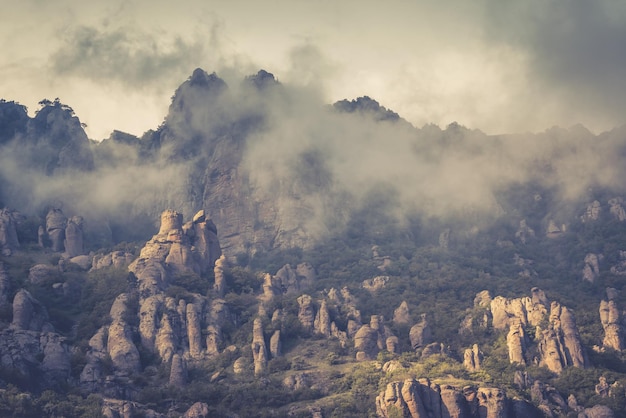 Demerdji Berg mit tief liegenden Wolken Krim