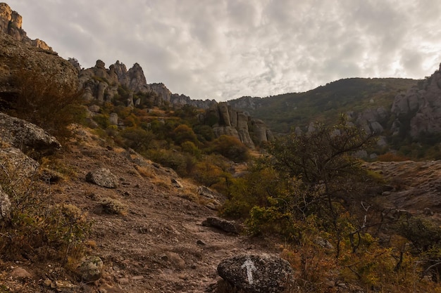 Demerdzhi-Gebirge Blick auf die Felsen von unten