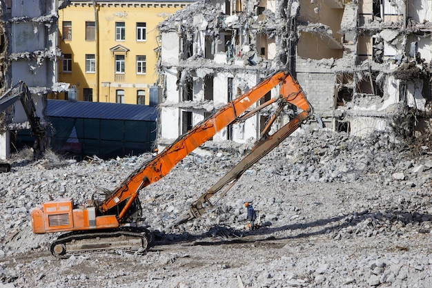 Demolição de edifícios com escavadora para trabalhos em alta altitude, guindaste com tesoura hidráulica