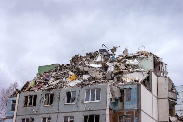 Demolição de edifícios em ambientes urbanos. Casa em ruínas.