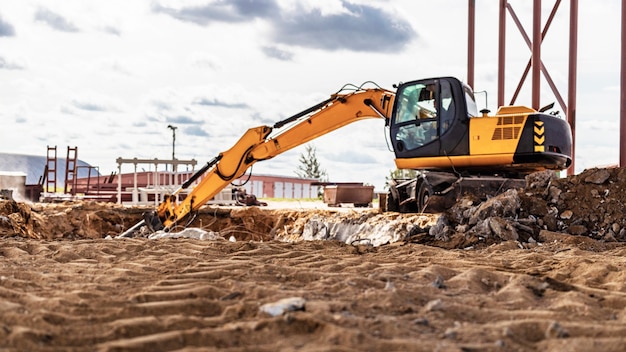 Demolição profissional de estruturas de concreto armado com martelo hidráulico industrial com escavadeira. Varas de acessórios de metal. Destroços e pedaços de concreto.