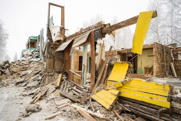 La demolición de la antigua vivienda destartalada.