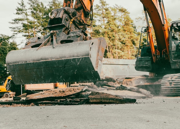 Demolición de asfalto viejo en sitio industrial de proceso