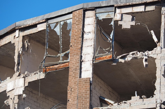 Demolición de un edificio abandonado