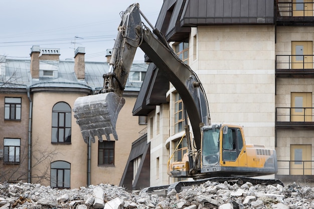 Foto demolición de un edificio con un destructor de excavador hidráulico especial