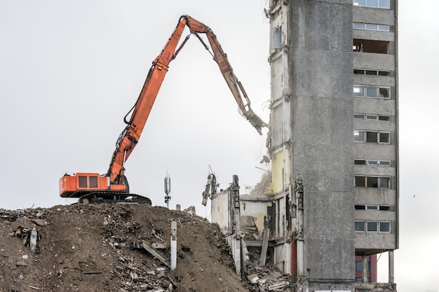 Foto demolición de edificios con excavadora hidráulica