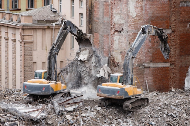 Demolición mecanizada completa de un edificio