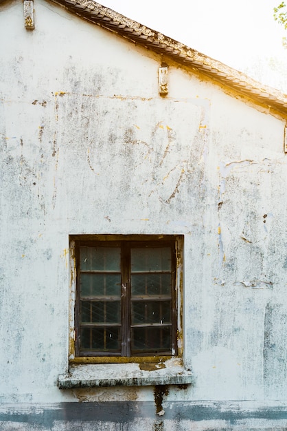 Foto demolido mitad de la pared de ladrillo de la casa en ruinas