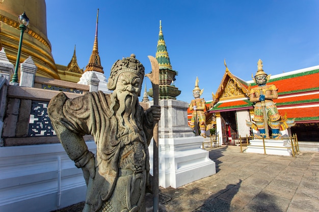 Demônio guardião em Wat Phra Kaew, grande palácio na cidade de Bangkok, Tailândia