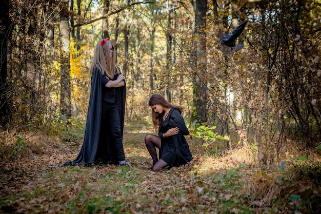 Demonio de Halloween y bruja en el bosque.