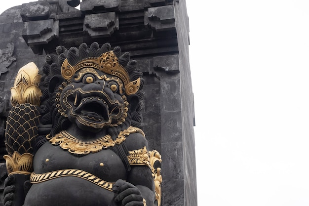 Demonios tallados en piedra que protegen la escalera de entrada del templo hindú Pura Kehen en Bali, Indonesia